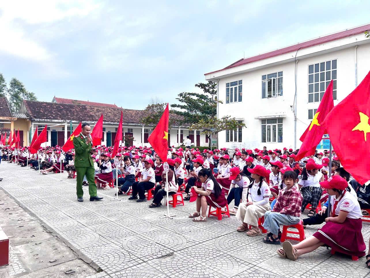 Công an xã tuyên truyền PB GD pháp luật tại Trường Tiểu học Quảng Sơn 4
