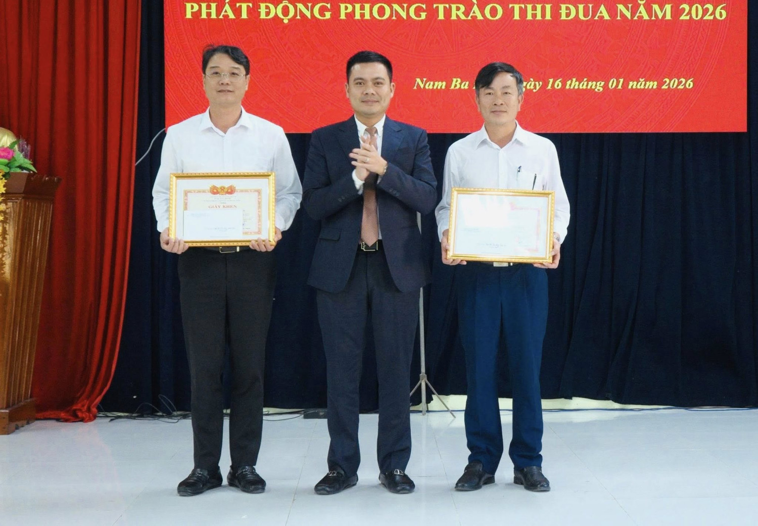 Khen thưởng cho tập thể và cá nhân tại hôi nghị tổng kết QPAN 5