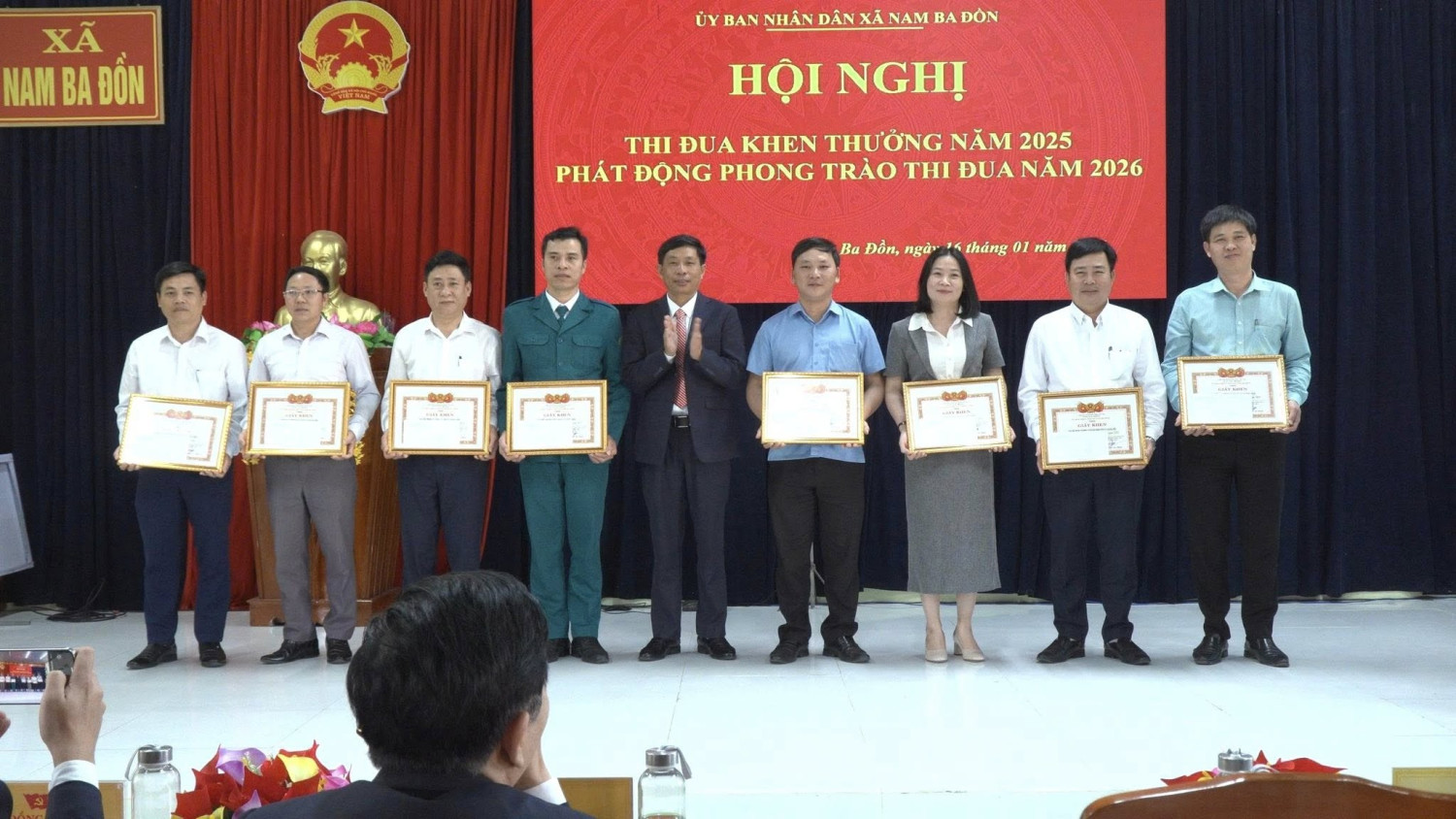 Khen thưởng cho tập thể và cá nhân tại hôi nghị tổng kết QPAN 6