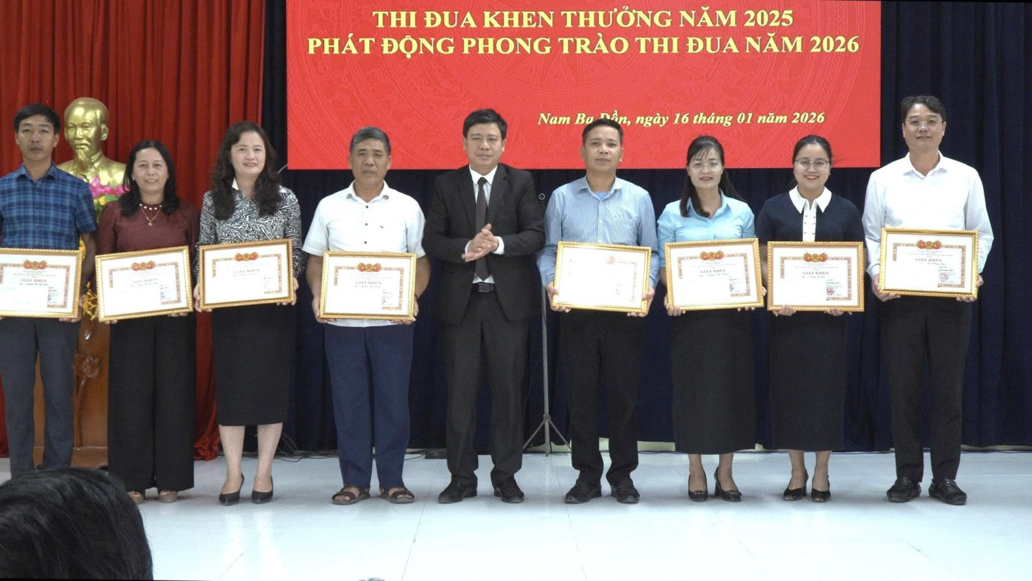 Khen thưởng cho tập thể và cá nhân tại hôi nghị tổng kết QPAN 8