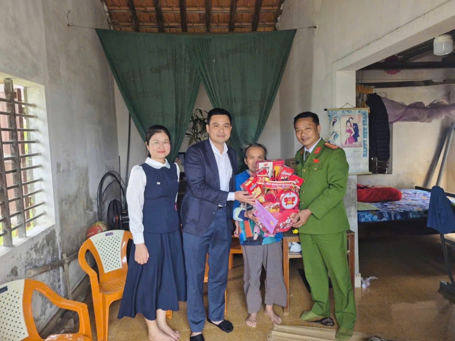 LĐ thăm hỏi tặng quà 1