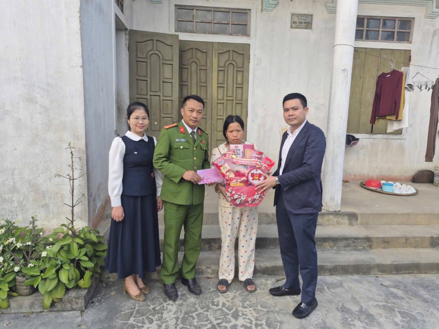 LĐ thăm hỏi tặng quà 2