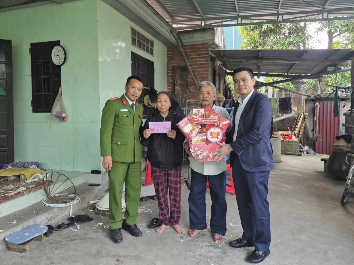 LĐ thăm hỏi tặng quà 3