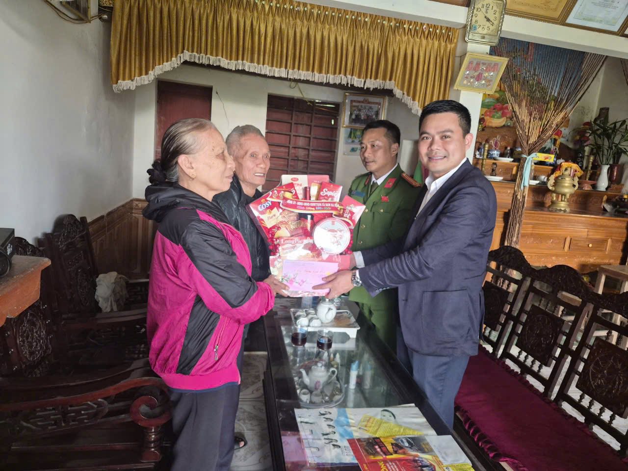 LĐ thăm hỏi tặng quà 4