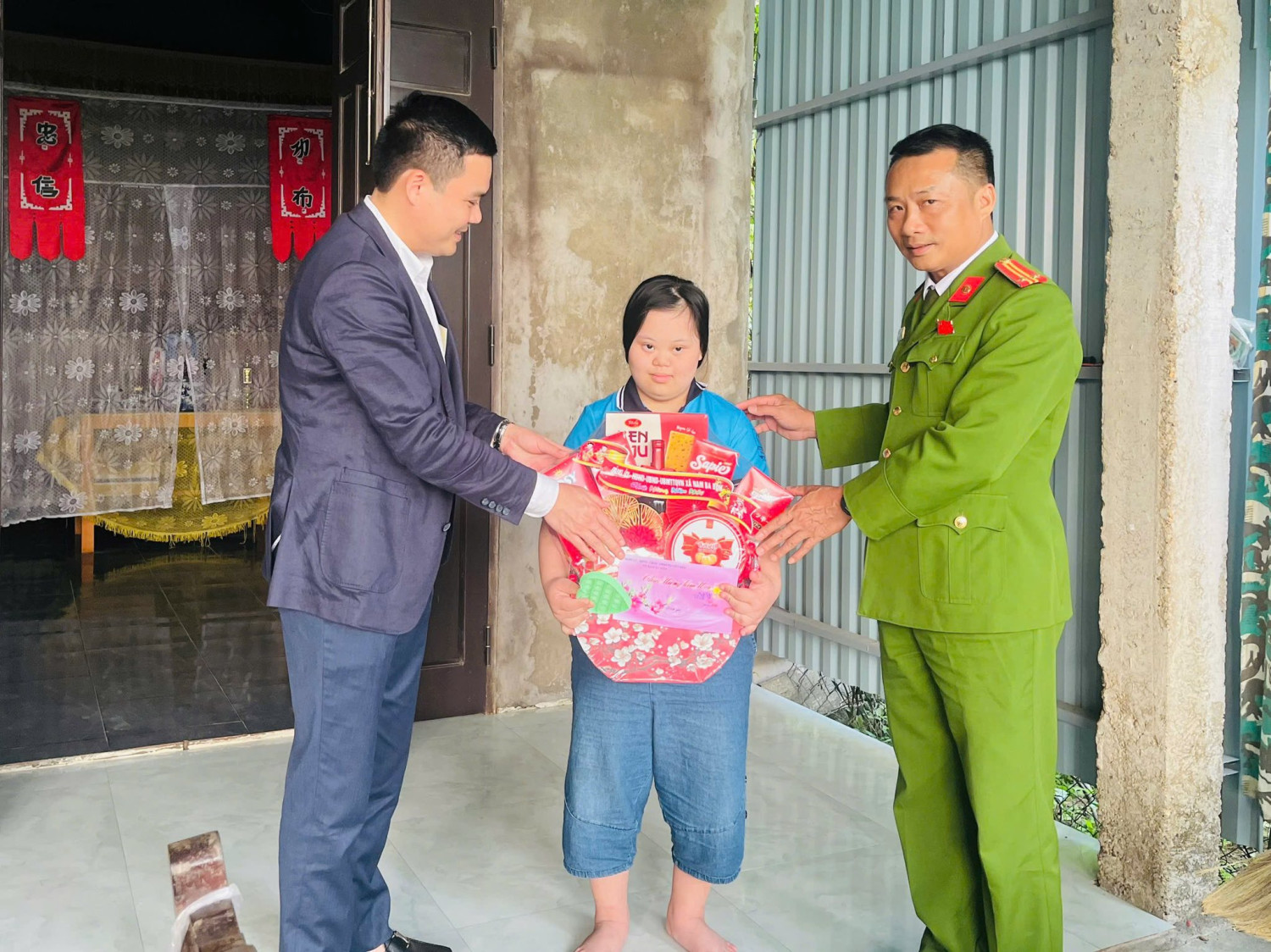 LĐ thăm hỏi tặng quà 5