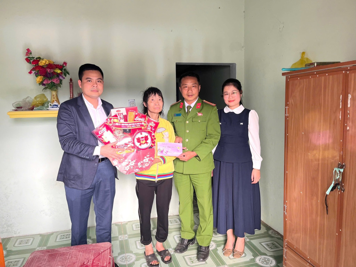 LĐ thăm hỏi tặng quà 6