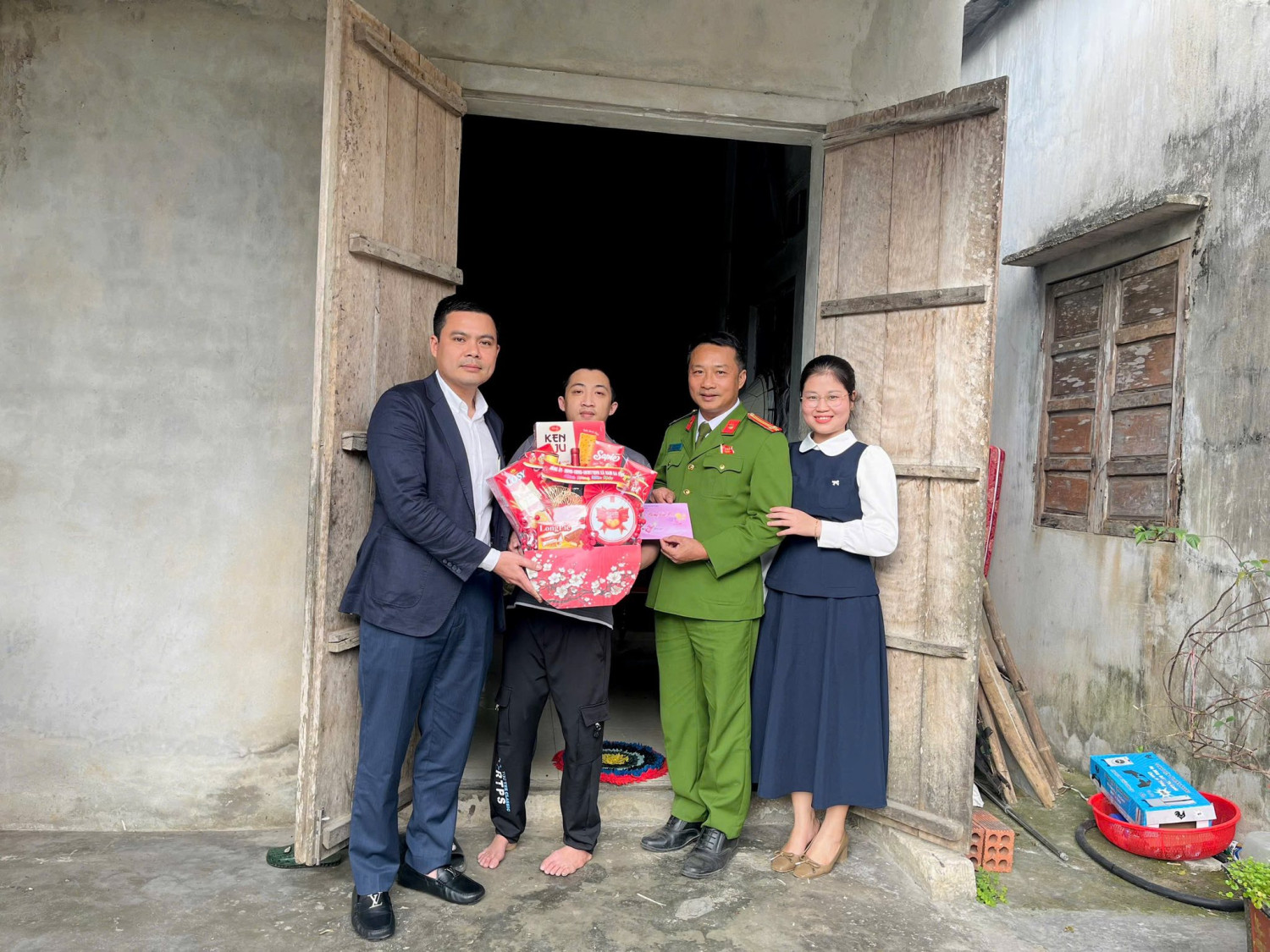 LĐ thăm hỏi tặng quà 7