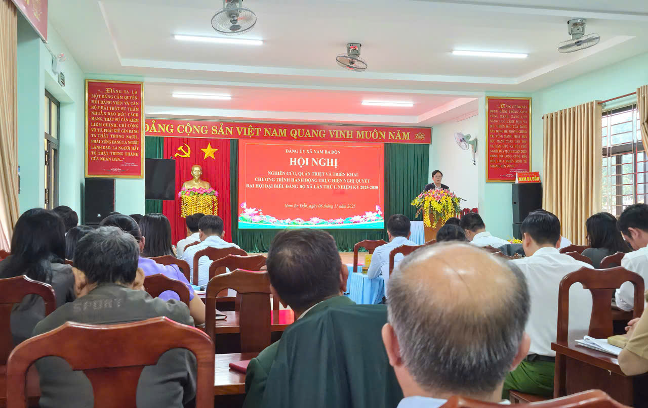 Đồng chí Cao Xuân Đức, Bí thư Đảng ủy, CTHĐND xã phát biểu chỉ đạo Hội nghị