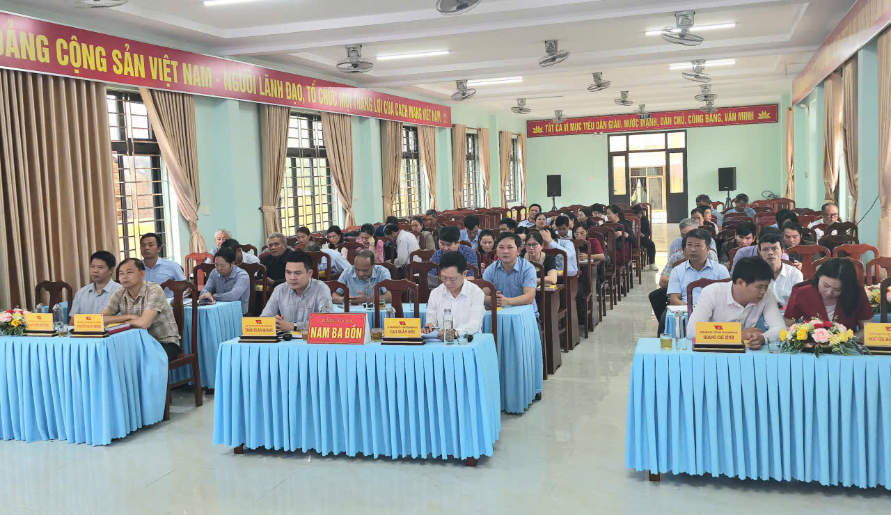 Các đồng chí tham dự Hội nghị tại điểm cầu Hội trường cơ quan Đảng ủy