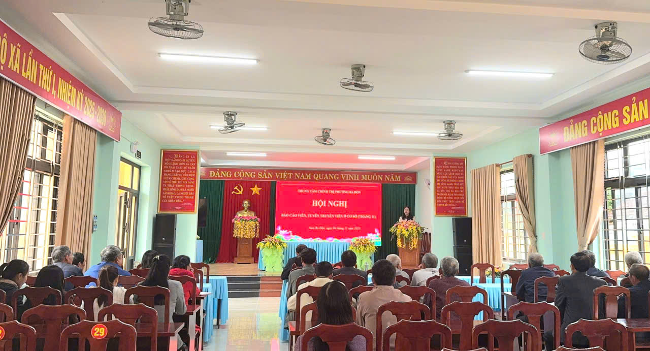 Các đồng chí tham gia Hội nghị Báo cáo viên, tuyên truyền viên cơ sở tại Hội trường