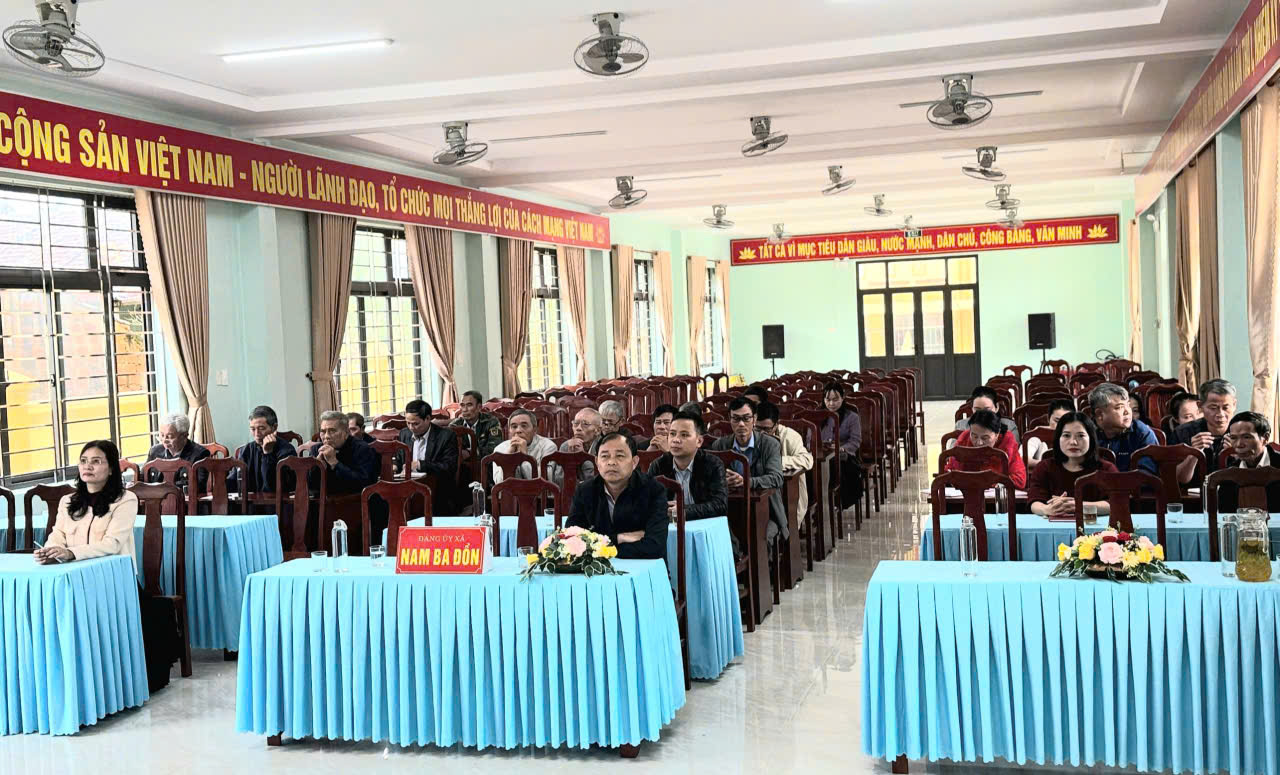 Các đồng chí tham gia Hội nghị Báo cáo viên, tuyên truyền viên cơ sở tại Hội trường Đảng ủy xã Nam Ba Đồn