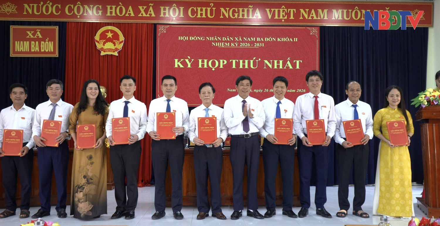 Họp HĐND xa trao giấy cn 1