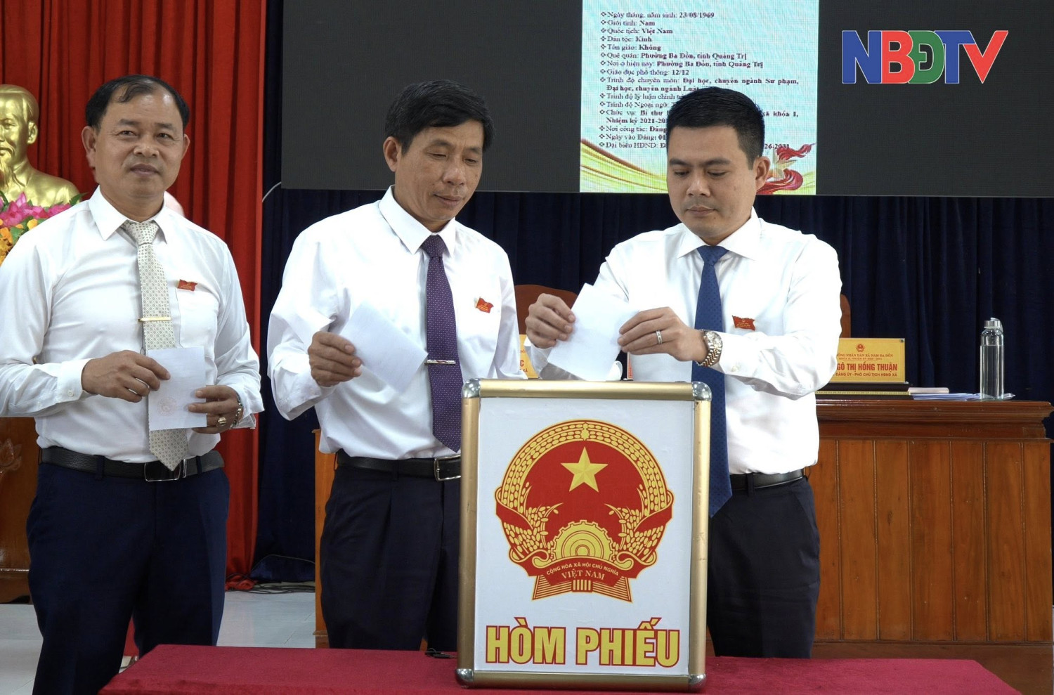 Họp HĐND xa trao giấy cn bỏ phiếu