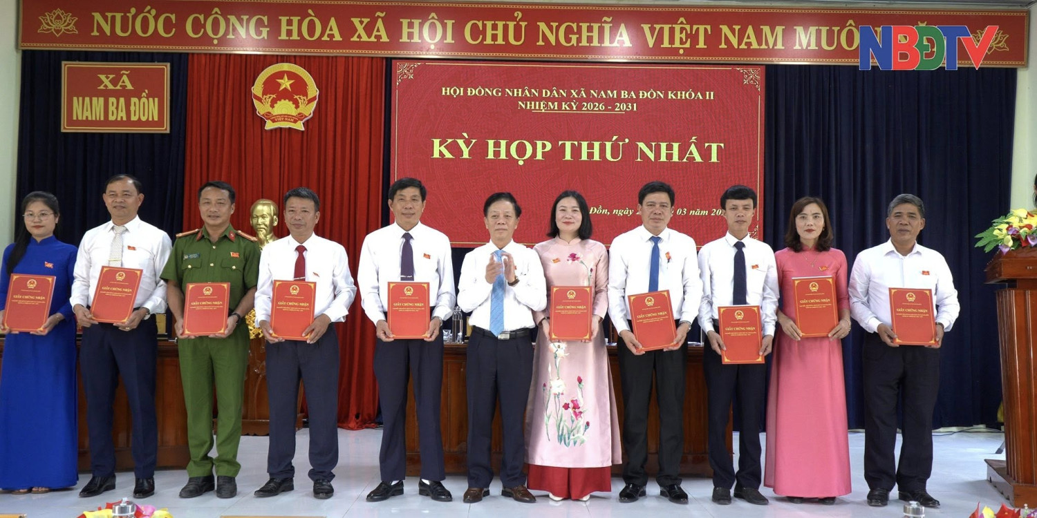 Họp HĐND xa trao giấy cn2