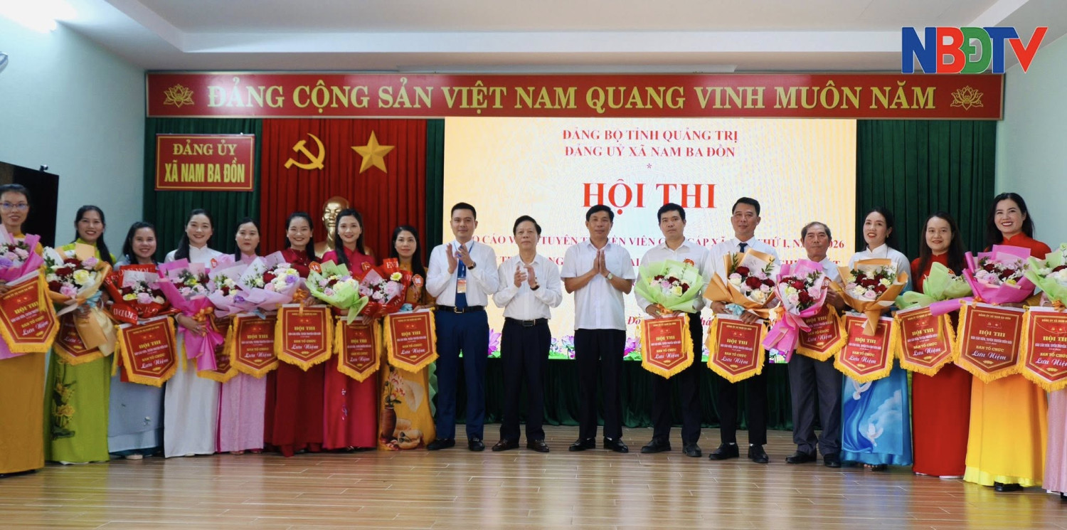 Hội thi  trao cờ lưu niệm