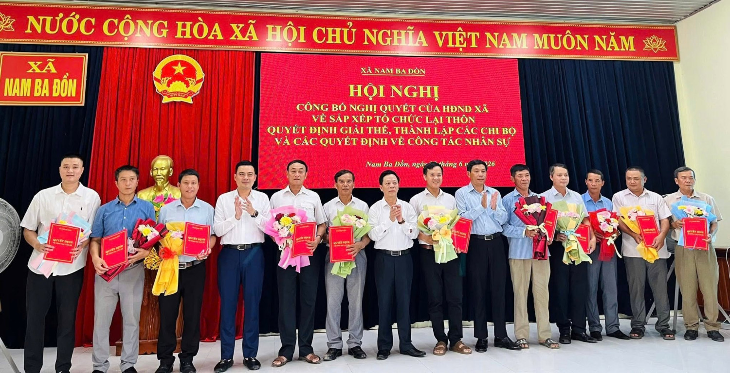Công bố các quyết định liên quan bô máy thôn 2