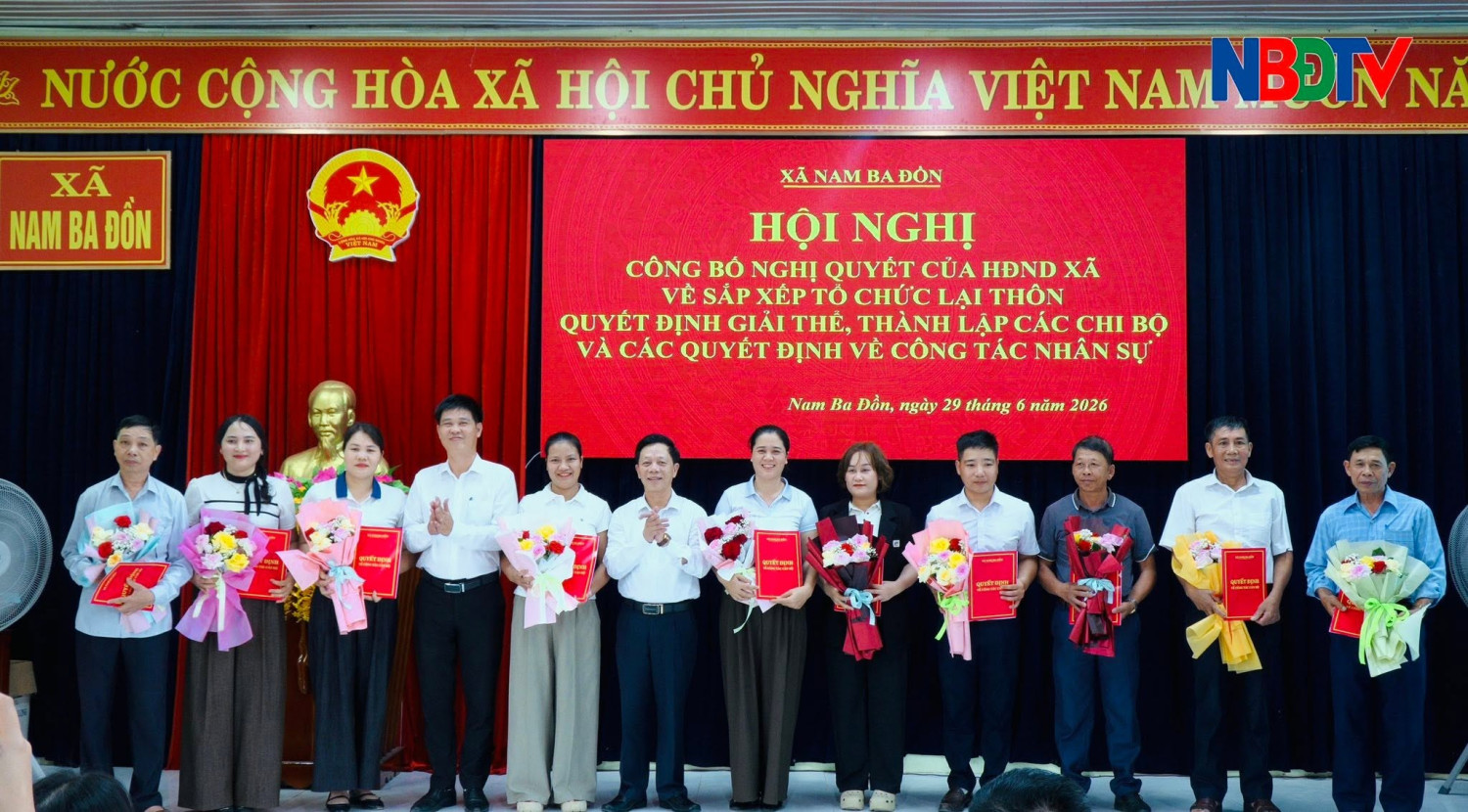 Công bố các quyết định liên quan bô máy thôn 3