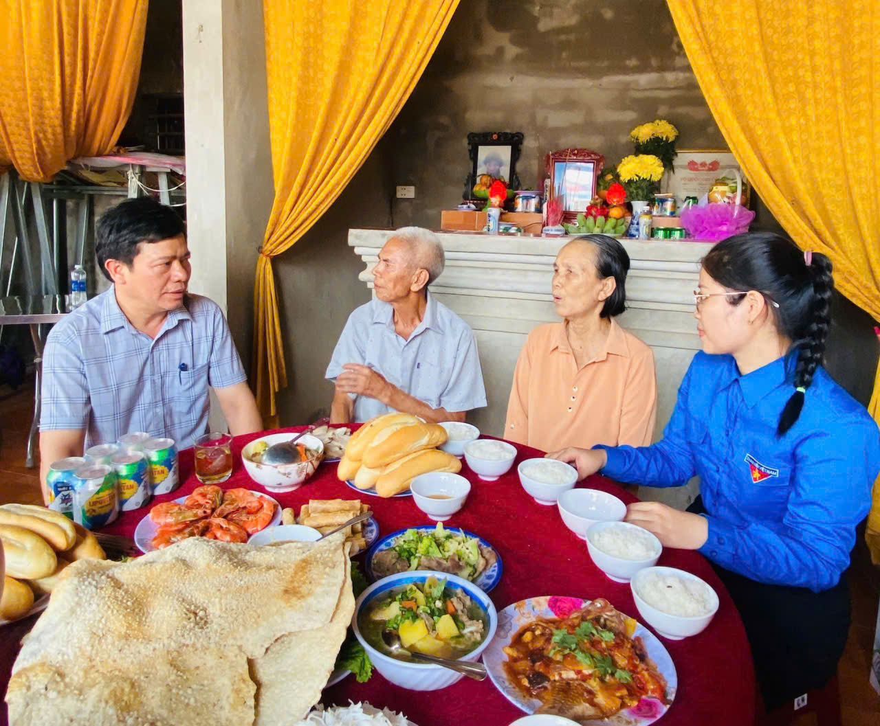 Đc Hoàng Đình Thi dự bữa cơm tri ân tại thôn Lâm Xuân