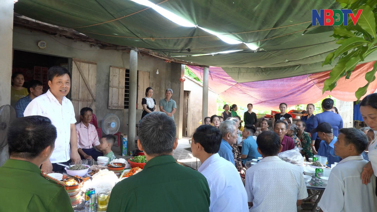 Đồng chí Đinh Thiếu Sơn - Bí thư Đảng ủy xã tới thăm, trao quà và dự bữa cơm tri ân tại gia đình ông Hoàng Văn Phức, thôn Xuân Hòa