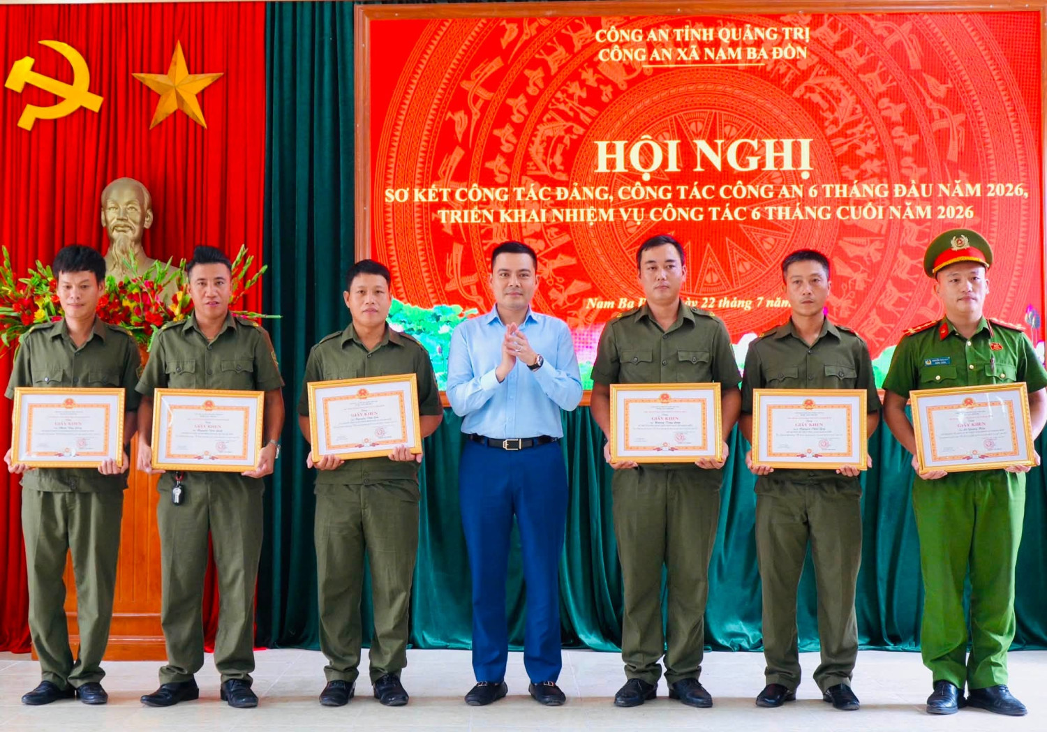 Khen thưởng cho các cá nhân tham gia Hội thi ANTTCS