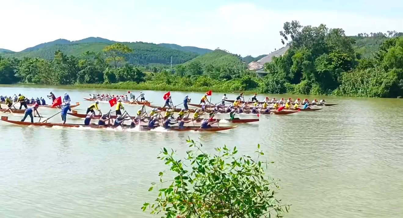 Lễ hội đua thuyền sông Nan 4 các đội đua xuất phát