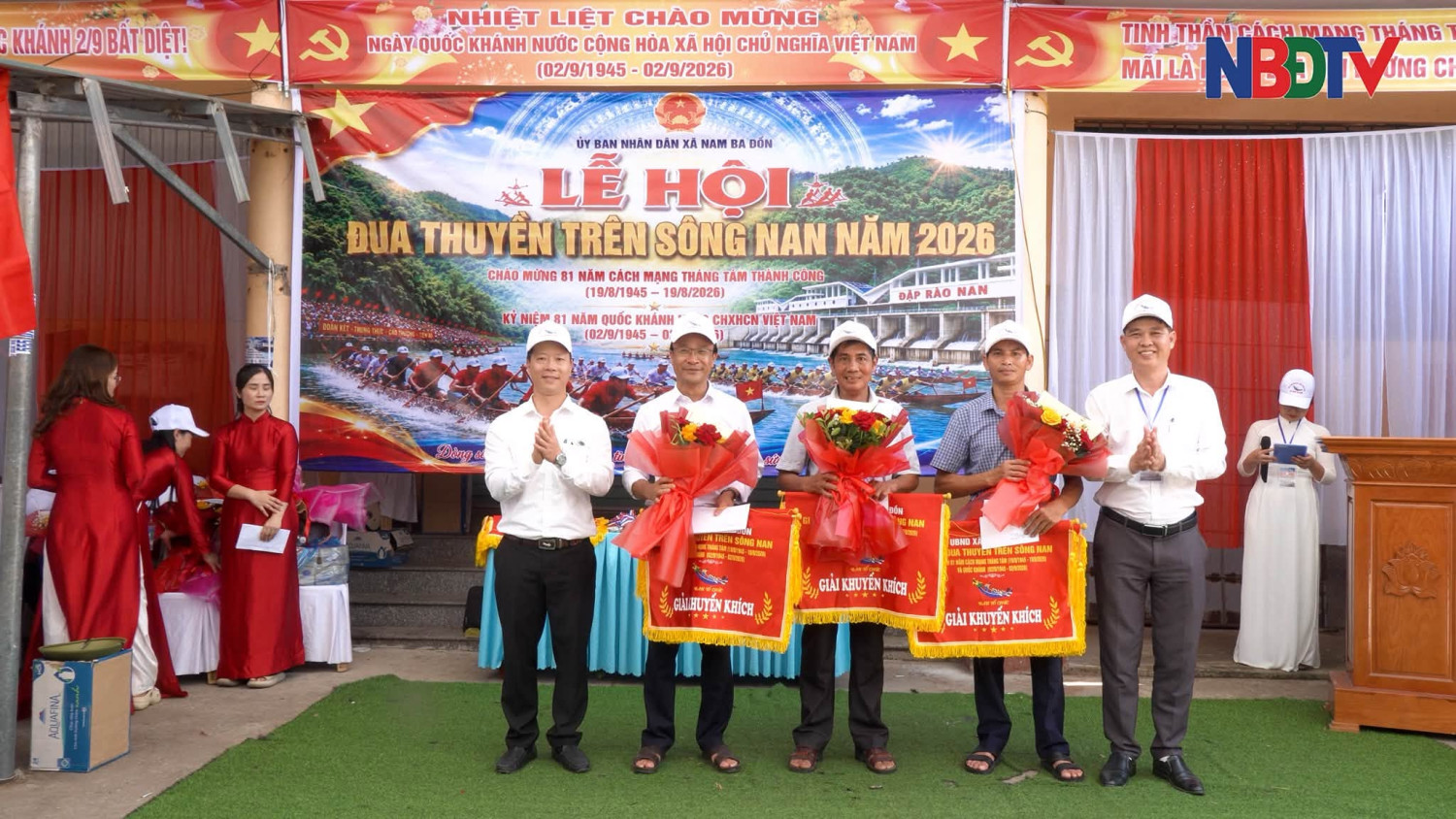 Trao giải khuyến khích cho các đội đua
