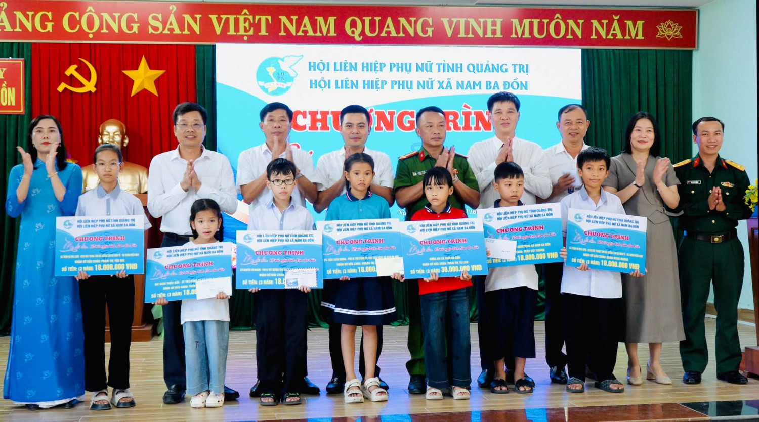 Thường trực trao quà